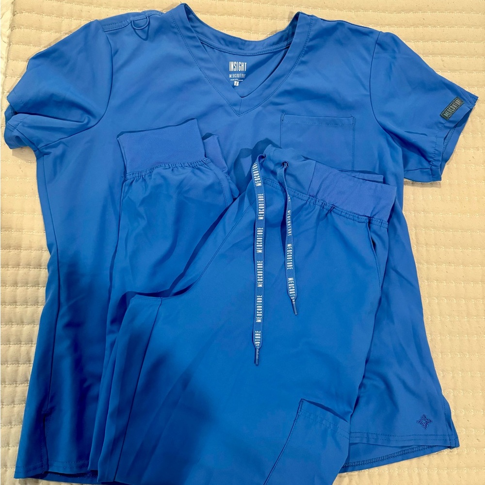 L Insight jogger scrub set! CEIL